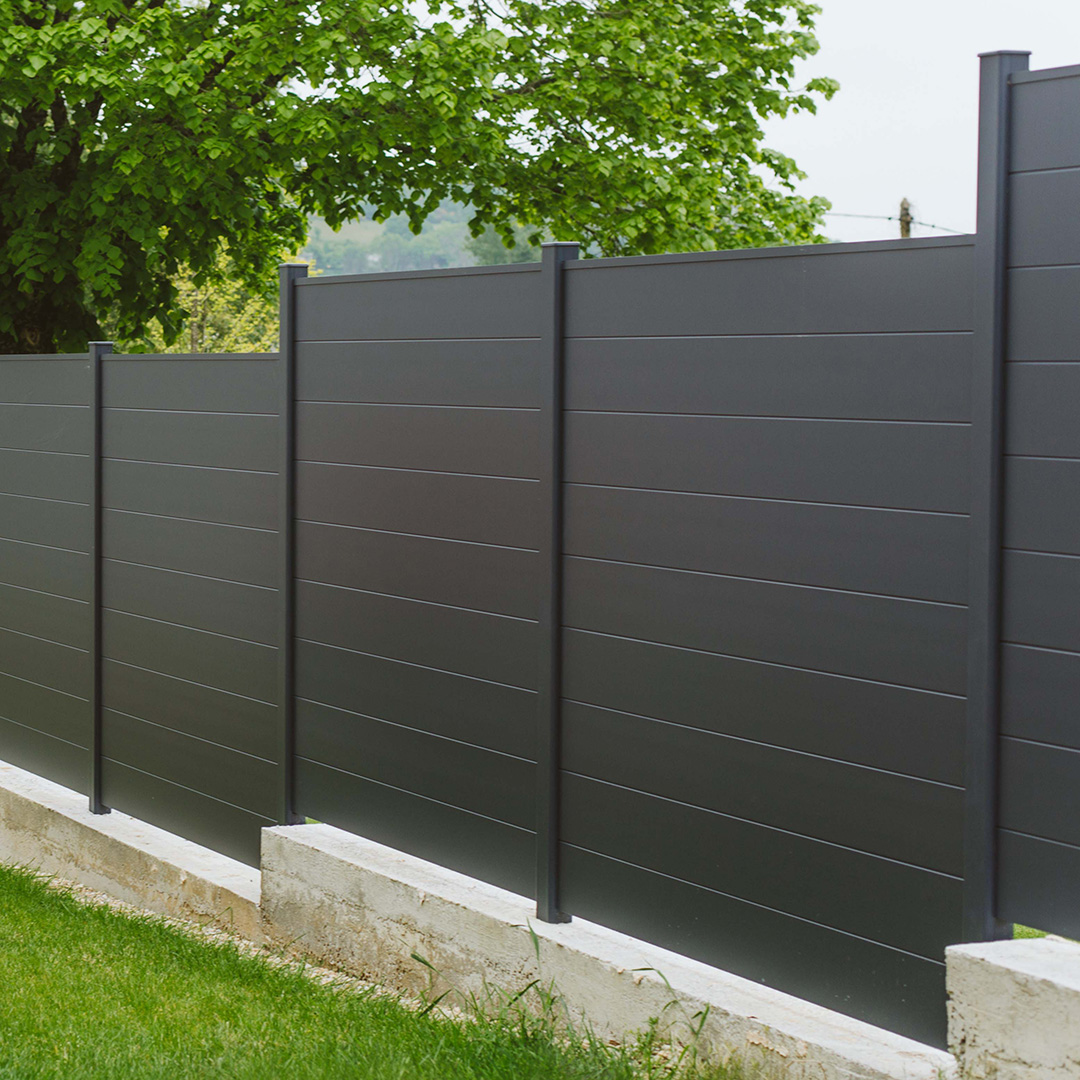 Clôture en aluminium LAO – Lames pleines 150mm – Gris zinc (RAL7016)